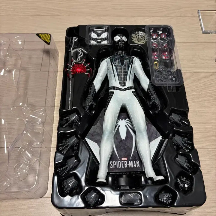 [BUNJANG] Hot Toys Spider-Man (Negative Suit) VGM036 / 핫토이 네거티브 스파이더맨 vgm036