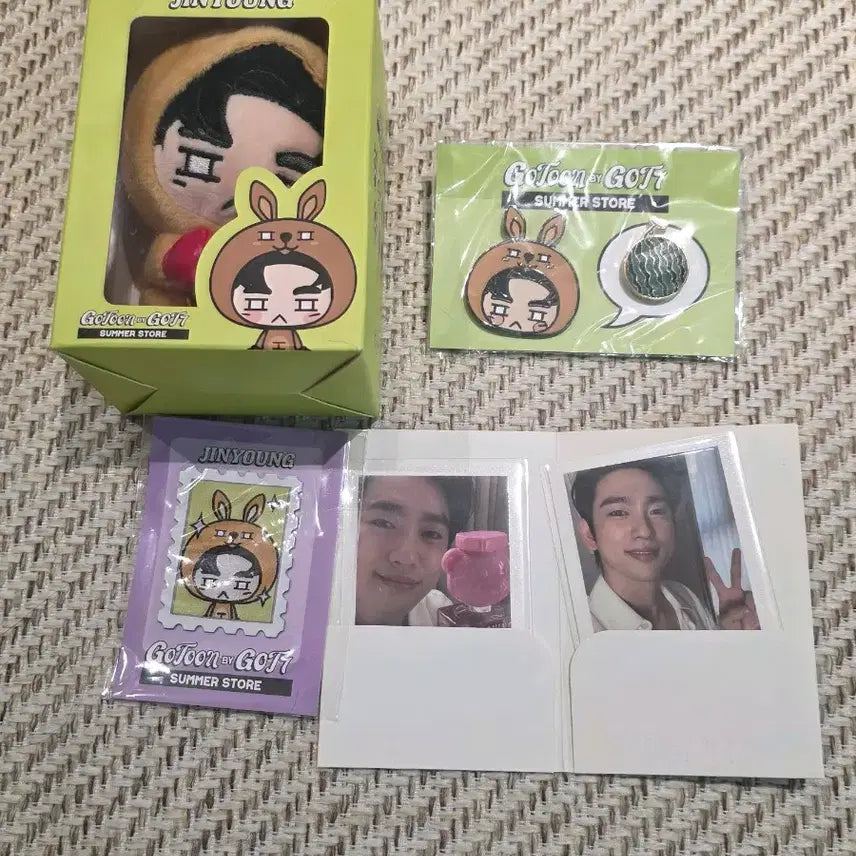 [BUNJANG] GOT7 Jinyoung Moschino Polaroid / 갓세븐 진영 모스키노 폴라