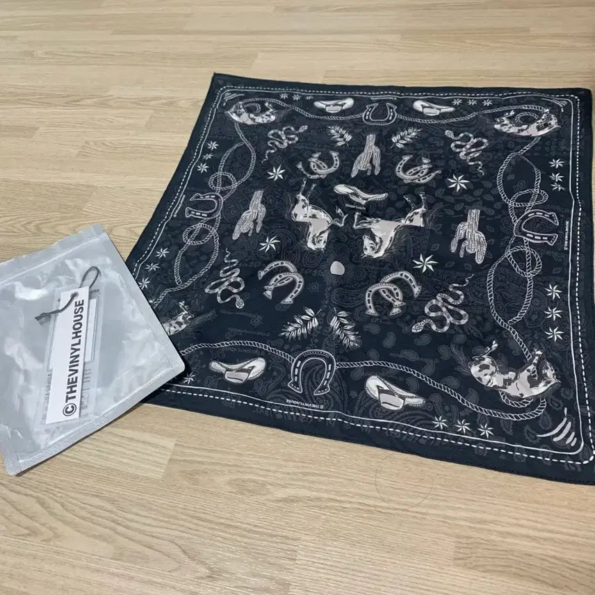 [BUNJANG] The Vinyl House Navy Bandana / 더바이닐하우스 네이비반다나 판매