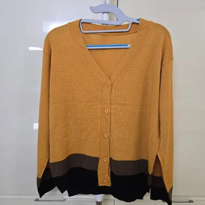 [BUNJANG] Colorblock V-Neck Knit Cardigan / 배색 브이넥 니트 가디건