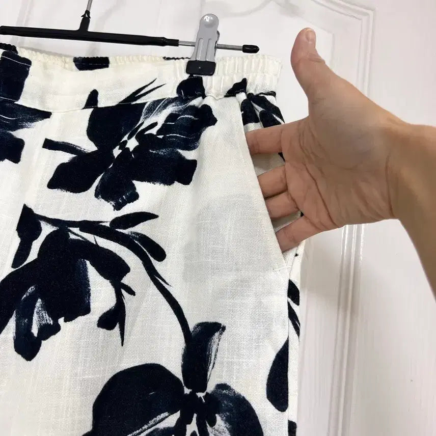 [BUNJANG] Flower Print Cotton Blend Trousers with Back Elastic Band / 뒷밴딩 플라워 프린트 마혼방 바지