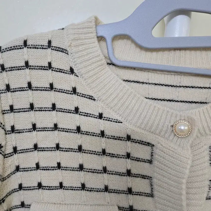 [BUNJANG] Ivory Check Pattern Pearl Button Cardigan / 아이보리 체크 패턴 진주 버튼 가디건