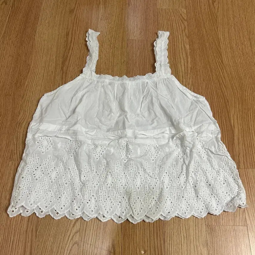 [BUNJANG] Vintage Punch Lace Sleeveless Top / 빈티지 펀칭 레이스 슬리브리스