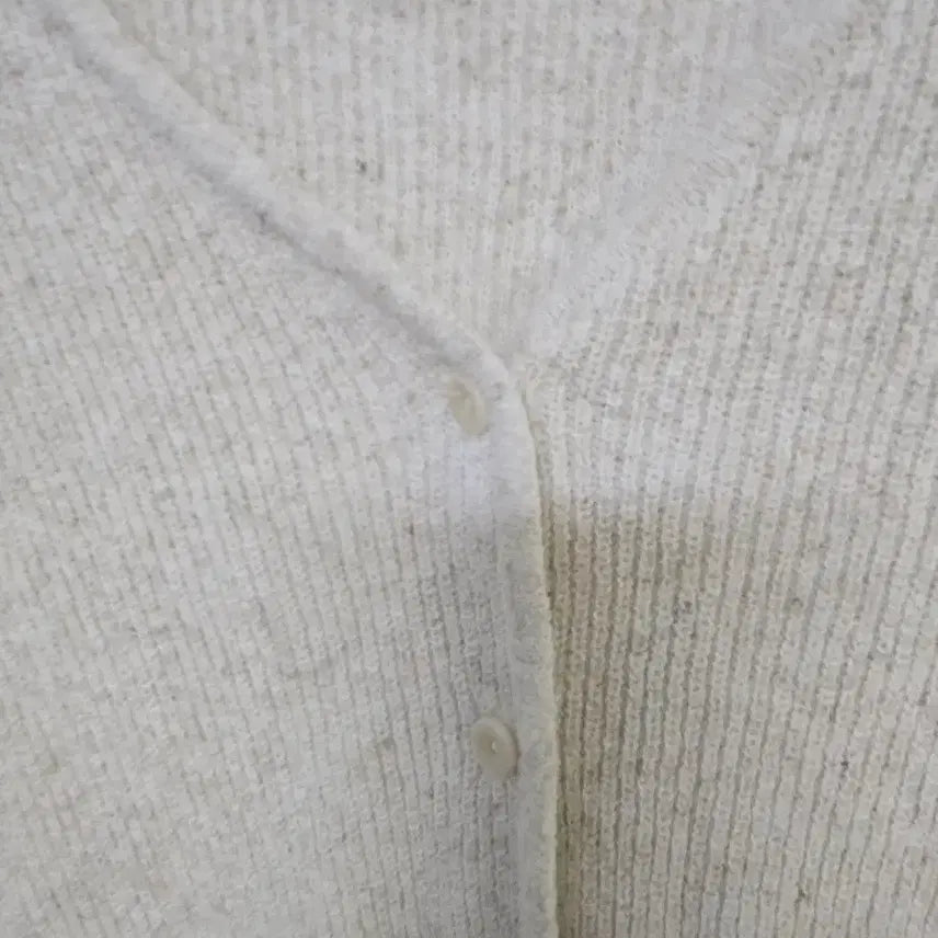 [BUNJANG] Ivory V-Neck Knit Cardigan / 아이보리 브이넥 니트 가디건