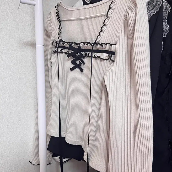 [BUNJANG] MARS Frill Ribbon Teleco Tops Knit Pink / MARS 마즈 프릴 리본 텔레코 탑스 마즈 니트 핑크