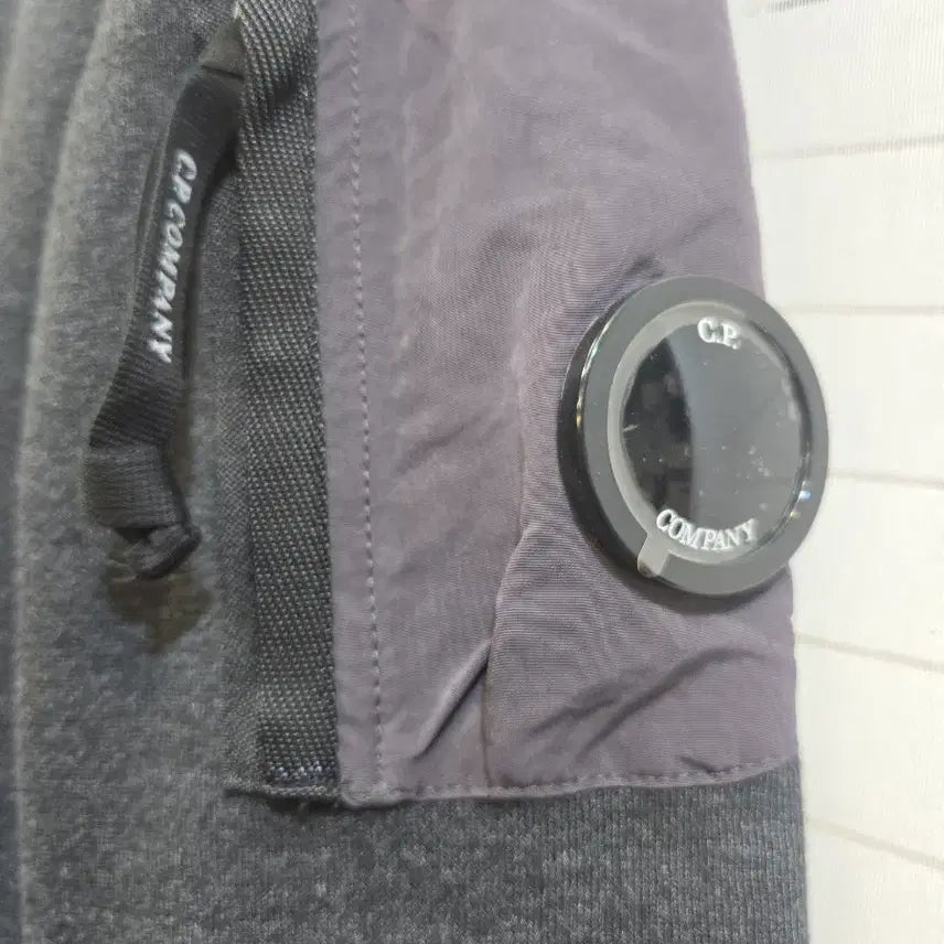 [BUNJANG] CP Company Dark Grey Lens Pocket Detail Sweatshirt / CP컴퍼니 다크그레이 맨투맨