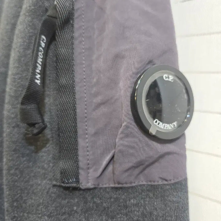 [BUNJANG] CP Company Dark Grey Lens Pocket Detail Sweatshirt / CP컴퍼니 다크그레이 맨투맨