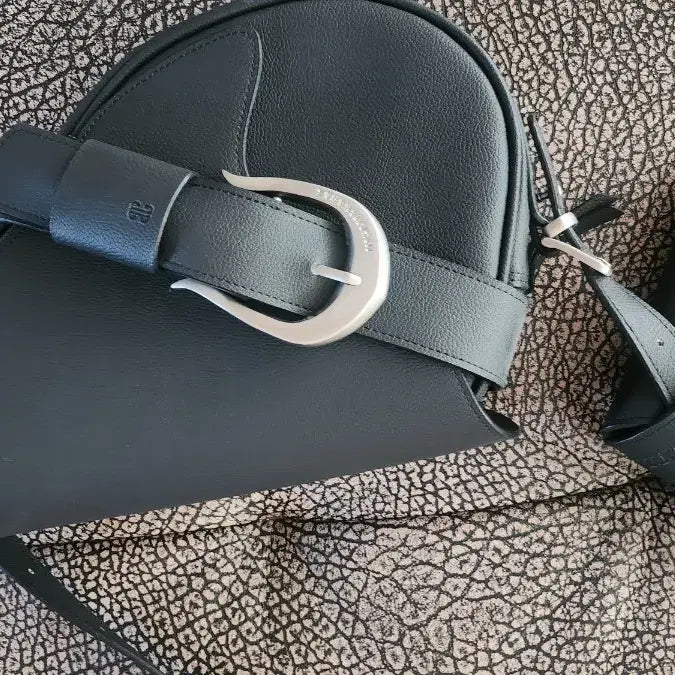 [BUNJANG] Lee WooGamaCaras H Buckle Holster Shoulder Bag / 가격내려요 이우가마카라스 H Buckle Holster 백 1914990