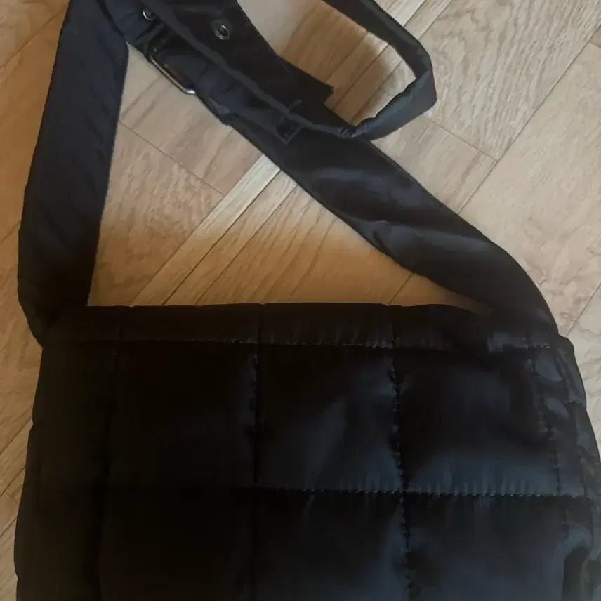 [BUNJANG] The Edge Quilted Crossbody Bag Black / 더엣지 퀼팅 크로스백 새 상품