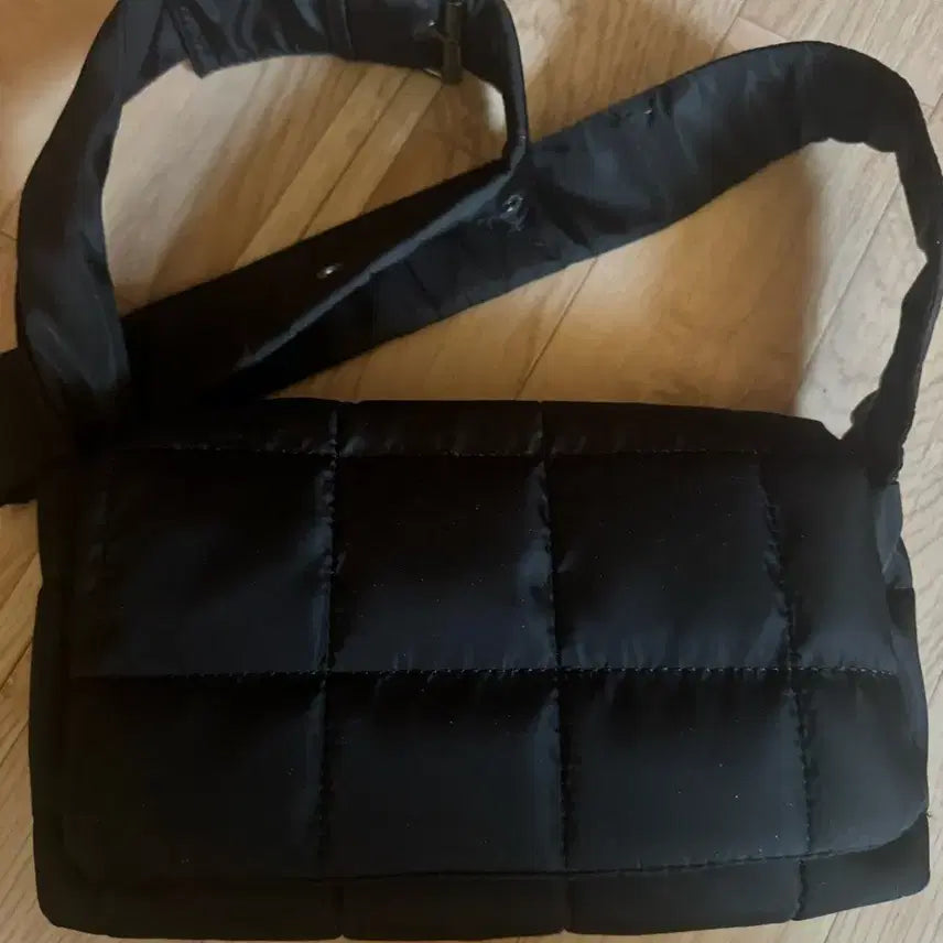 [BUNJANG] The Edge Quilted Crossbody Bag Black / 더엣지 퀼팅 크로스백 새 상품
