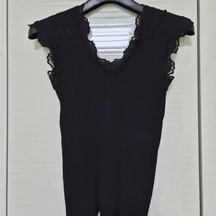 [BUNJANG] Lace Sleeveless Knit Top Black / 레이스 블랙 민소매 니트 탑