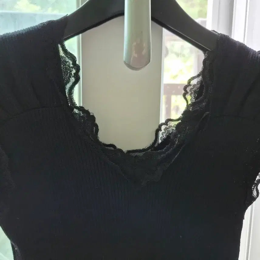 [BUNJANG] Lace Sleeveless Knit Top Black / 레이스 블랙 민소매 니트 탑