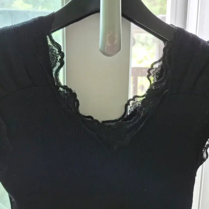 [BUNJANG] Lace Sleeveless Knit Top Black / 레이스 블랙 민소매 니트 탑