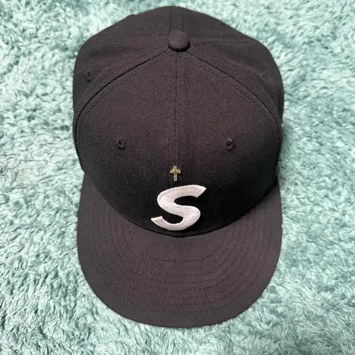 [BUNJANG] Supreme Gold Cross S Logo New Era Cap Black / 슈프림 골드 크로스 S 로고 뉴에라 블랙 - 24SS 734