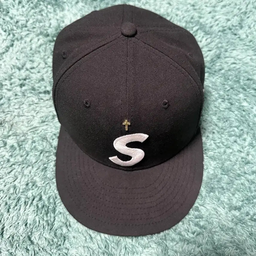 [BUNJANG] Supreme Gold Cross S Logo New Era Cap Black / 슈프림 골드 크로스 S 로고 뉴에라 블랙 - 24SS 734