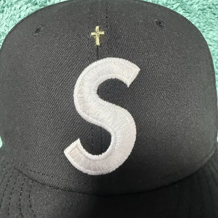 [BUNJANG] Supreme Gold Cross S Logo New Era Cap Black / 슈프림 골드 크로스 S 로고 뉴에라 블랙 - 24SS 734