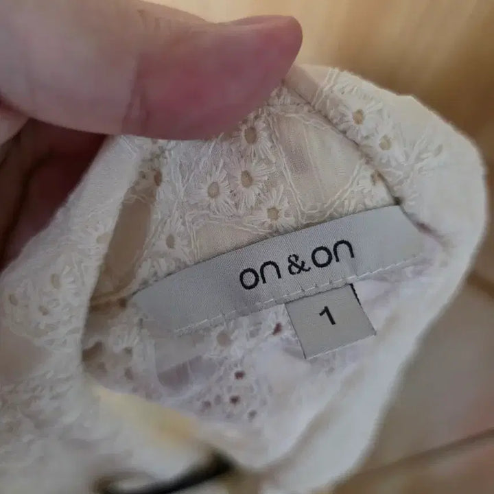 [BUNJANG] on&amp;on Lace Punching Short Sleeve Shirt Size 1 / on&amp;on 온앤온 레이스 펀칭 반팔 셔츠 1사이즈
