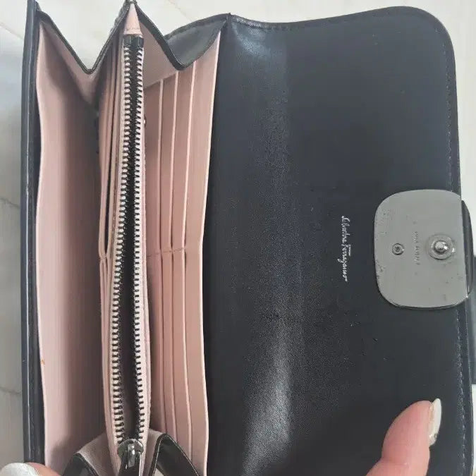 [BUNJANG] Salvatore Ferragamo Black Ribbon Detail Long Wallet / 페라가모 블랙 장지갑 리본 장식