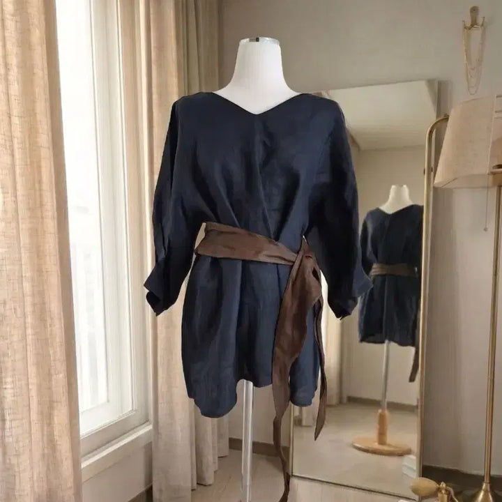 [BUNJANG] Navy Linen V-Neck Blouse / 고급스러운 네이비 린넨 V넥 블라우스