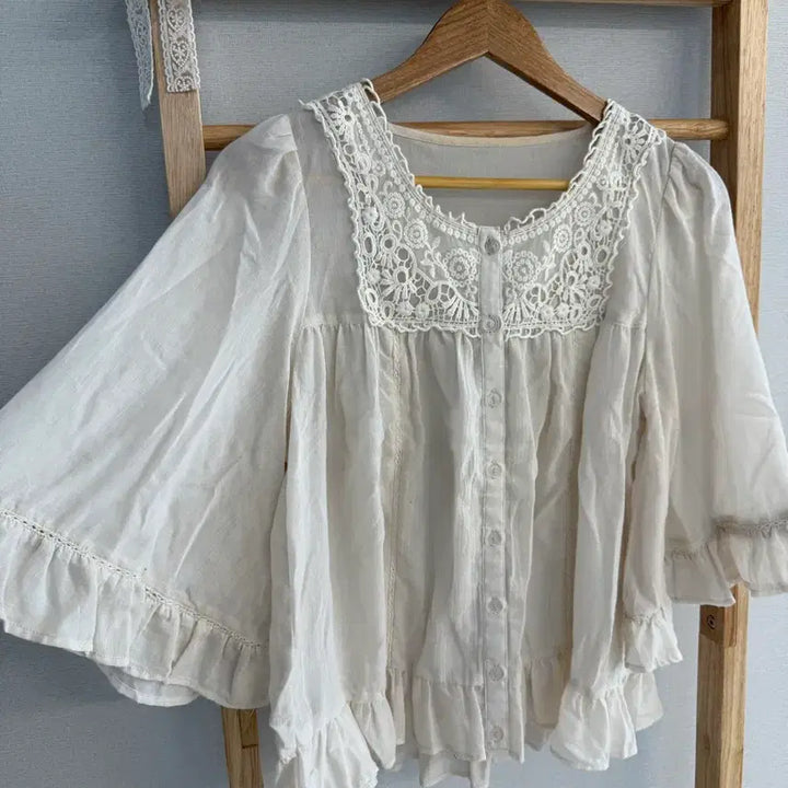 [BUNJANG] Ivory Lace Cape Blouse / 레이스 케이프 블라우스