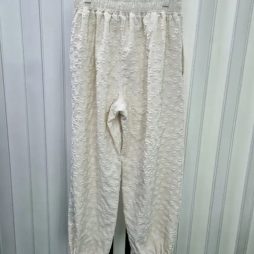 [BUNJANG] Ivory Embossed Jogger Pants / 아이보리 엠보싱 조거 팬츠