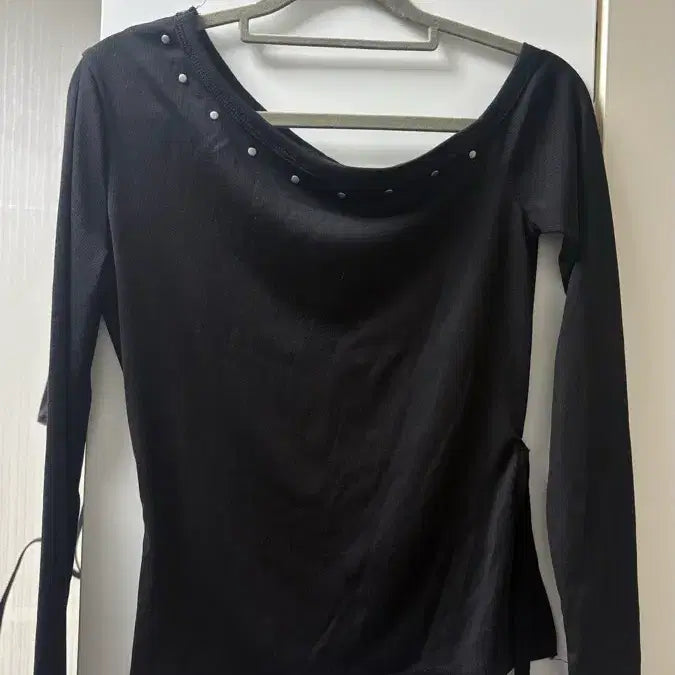 [BUNJANG] One-Shoulder Off-Shoulder Long-Sleeve Top / 원숄더 오프숄더 긴팔티
