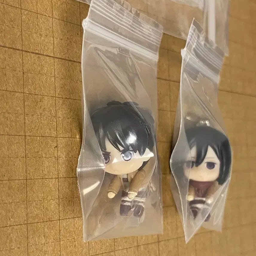 [BUNJANG] Attack on Titan Bundle Set Eren Mikasa Uniform Version Gashapon Keychain / [일괄] 진격의 거인 고전 대롱가챠 연결마스코트 키링 제복 에렌, 미카사