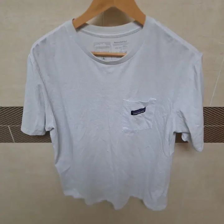[BUNJANG] Patagonia Regular Fit T-Shirt - White, Size M / 