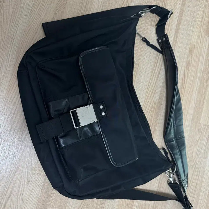 [BUNJANG] Maison Mined Buckle Strap Crossbody Bag Black / 메종미네드 버클 스트랩 크로스백 블랙
