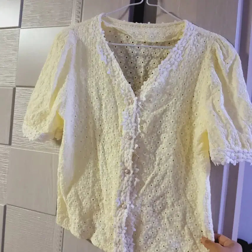 [BUNJANG] Embroidered Punch Lace Top Ivory / 자수 펀칭 레이스 상의 아이보리