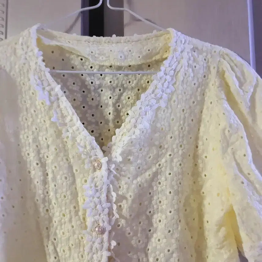 [BUNJANG] Embroidered Punch Lace Top Ivory / 자수 펀칭 레이스 상의 아이보리