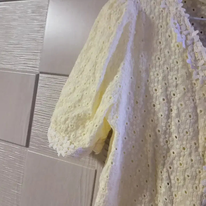 [BUNJANG] Embroidered Punch Lace Top Ivory / 자수 펀칭 레이스 상의 아이보리