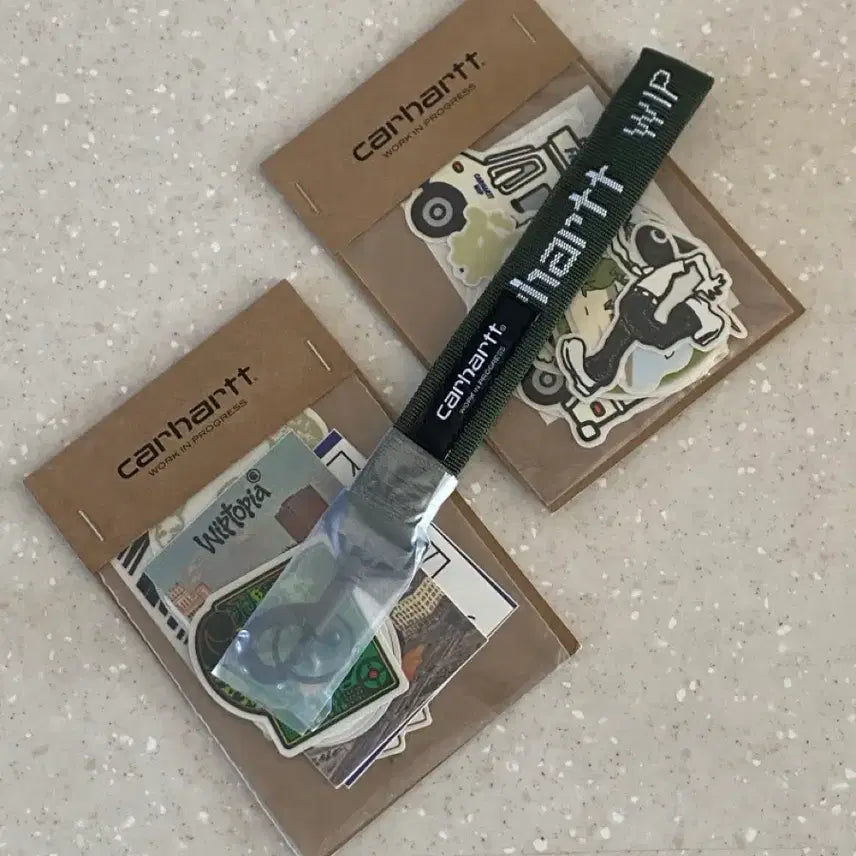 [SOLD OUT] [칼하트 윕] 컬티즘 새상품, 키링 + 스티커 10개 세트 2개