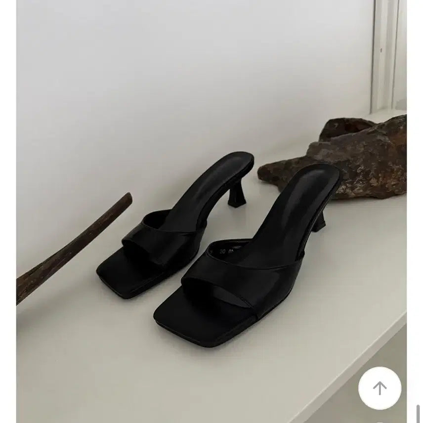[BUNJANG] Ablae of the Nine Luig Square Mule Heel - Black (250) / 에이블리 오브더나인 러이그 스퀘어 뮬 힐 블랙 250
