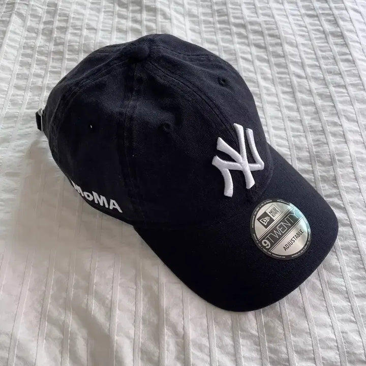 [SOLD OUT] 뉴에라 x 모마 뉴욕 양키즈 캡 네이비
