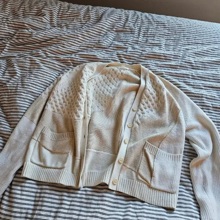 [BUNJANG] COS Ivory Knit Cardigan with Pocket Design / 코스 아이보리 니트 가디건 포켓 디자인