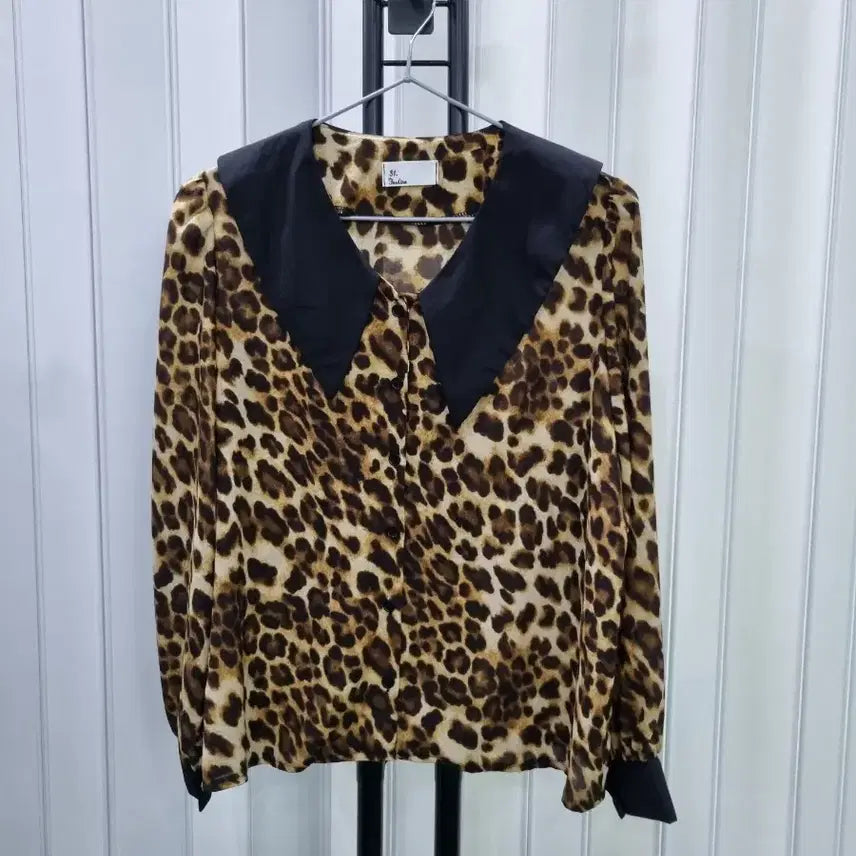 [BUNJANG] Black Collar Leopard Print Blouse / 레오파드 블라우스 검정 카라 포인트