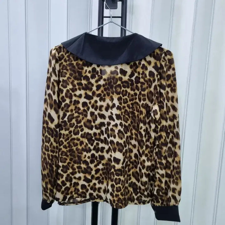 [BUNJANG] Black Collar Leopard Print Blouse / 레오파드 블라우스 검정 카라 포인트
