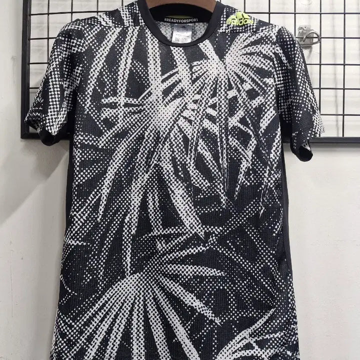 [BUNJANG] Adidas Graphic Performance Short Sleeve T-Shirt Size 100L / 100L 아디다스 그래픽 기능성 반팔티.