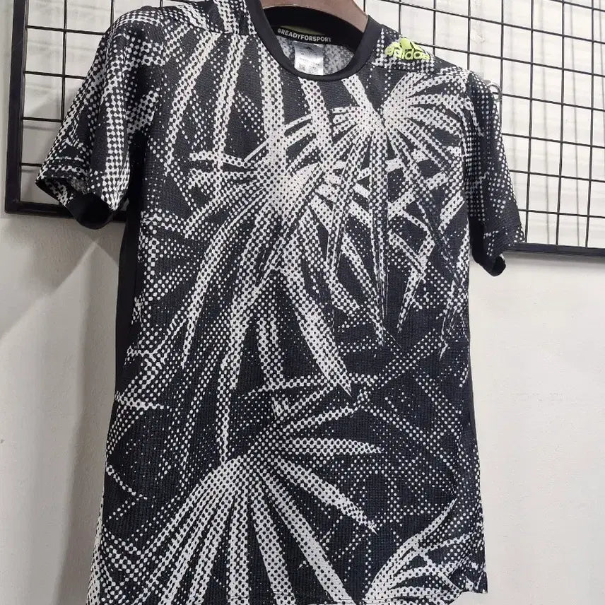 [BUNJANG] Adidas Graphic Performance Short Sleeve T-Shirt Size 100L / 100L 아디다스 그래픽 기능성 반팔티.