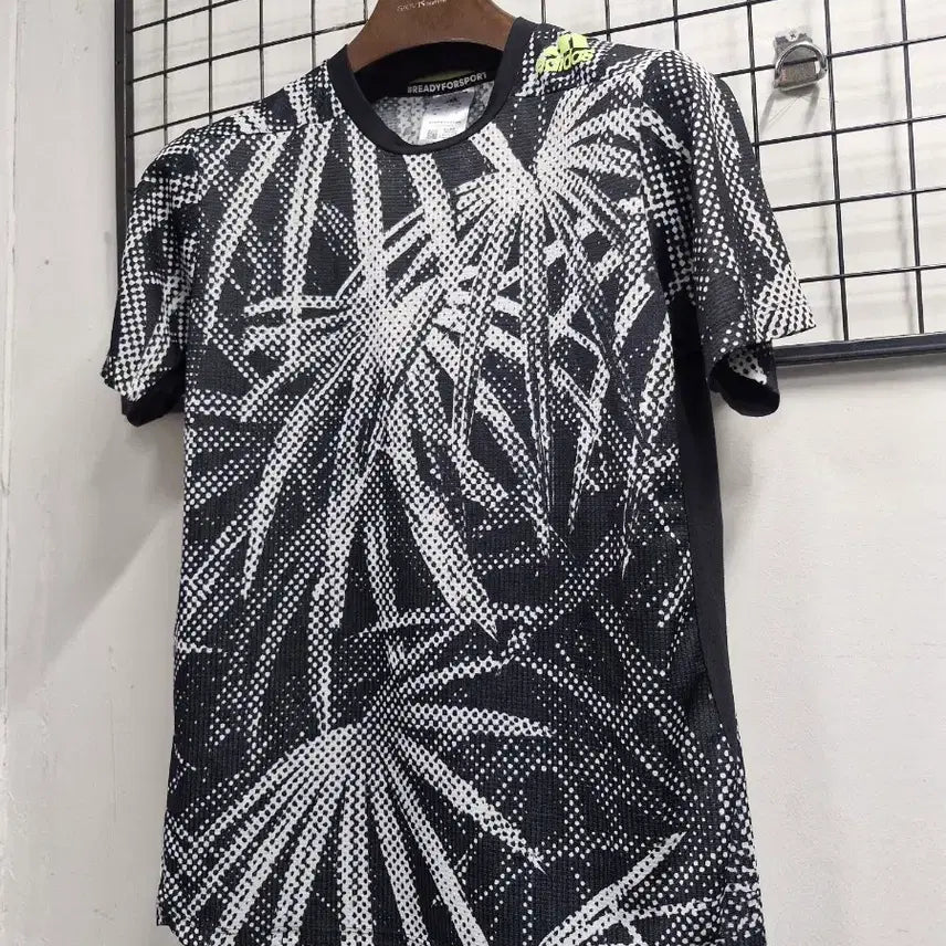 [BUNJANG] Adidas Graphic Performance Short Sleeve T-Shirt Size 100L / 100L 아디다스 그래픽 기능성 반팔티.