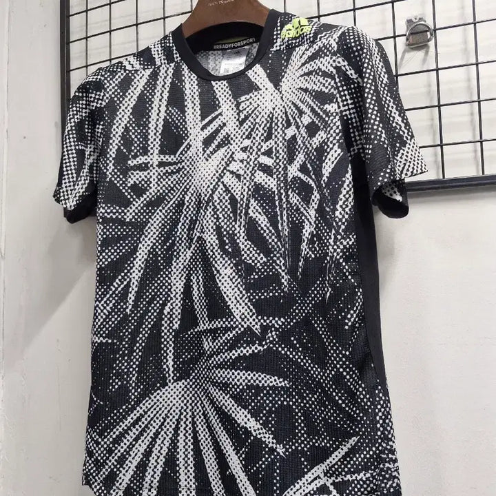 [BUNJANG] Adidas Graphic Performance Short Sleeve T-Shirt Size 100L / 100L 아디다스 그래픽 기능성 반팔티.