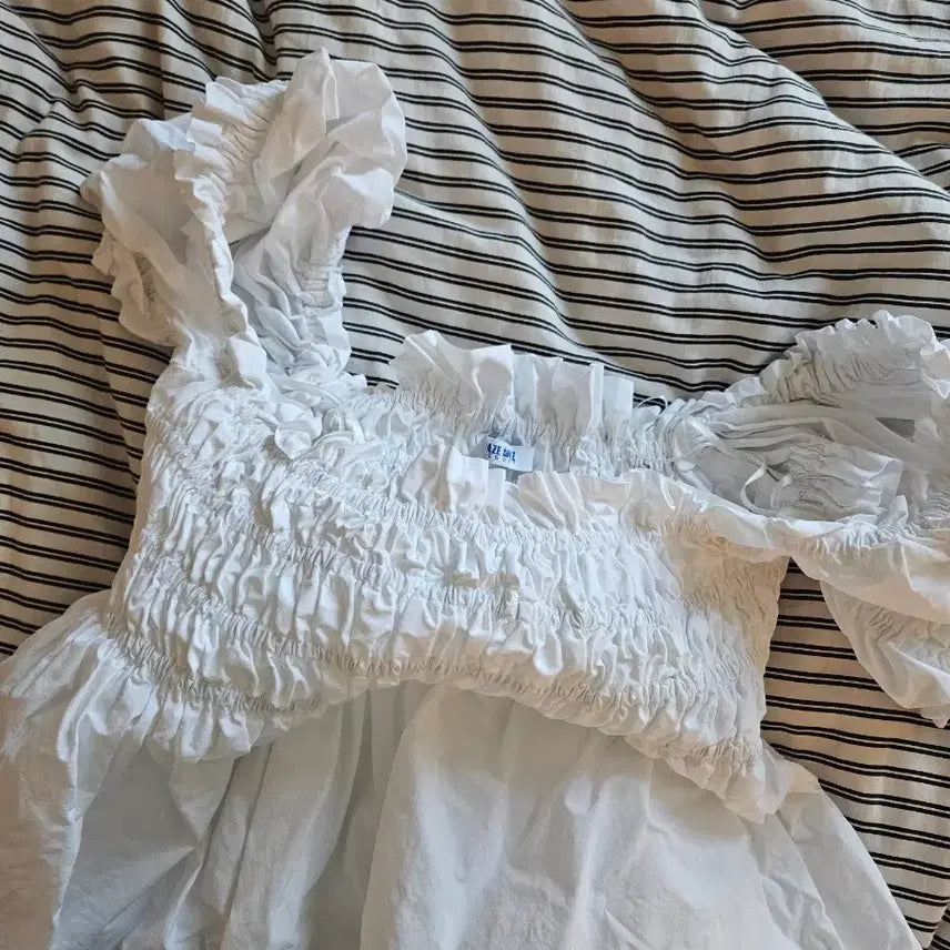 [BUNJANG] White Shirring Puff Short Sleeve Mini Dress / 화이트 셔링 퍼프 반팔 미니 원피스 10만원댜구먀