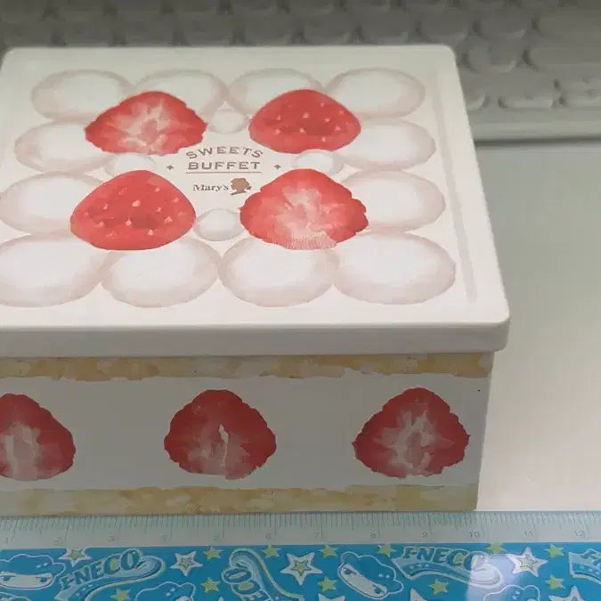 [BUNJANG] Merry Sweets Buffet Strawberry Square Tin Case / 메리 스위츠 뷔페 딸기 정사각 틴케이스