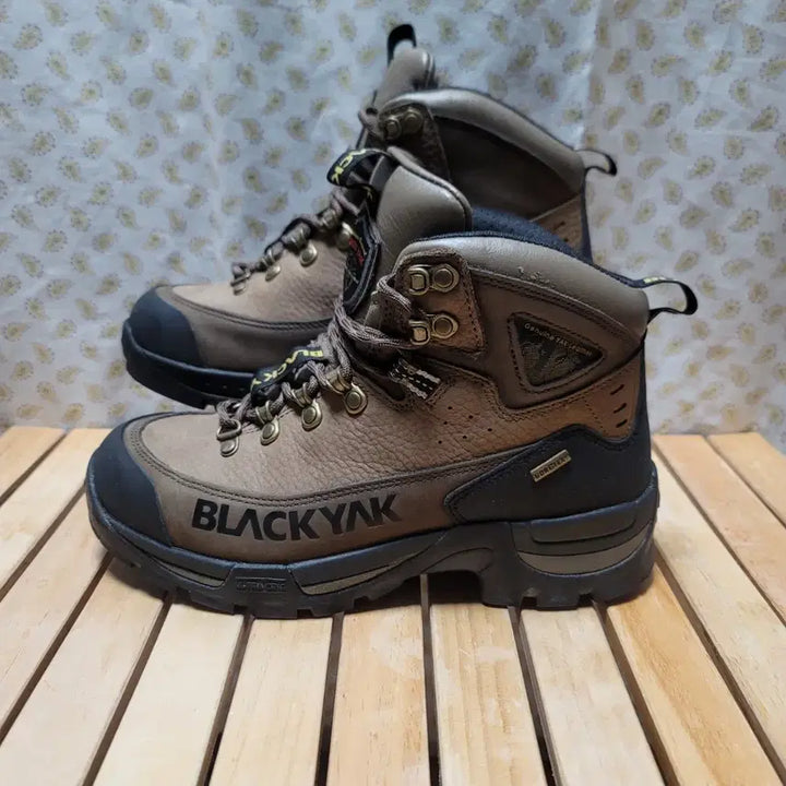 [BUNJANG] Black Yak Gore-Tex Hiking Boots Size 245 / 블랙야크 고어텍스 등산화 245