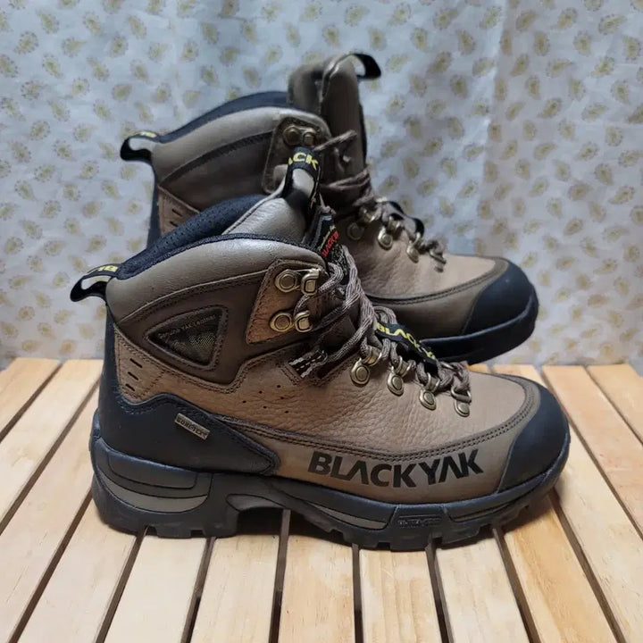 [BUNJANG] Black Yak Gore-Tex Hiking Boots Size 245 / 블랙야크 고어텍스 등산화 245