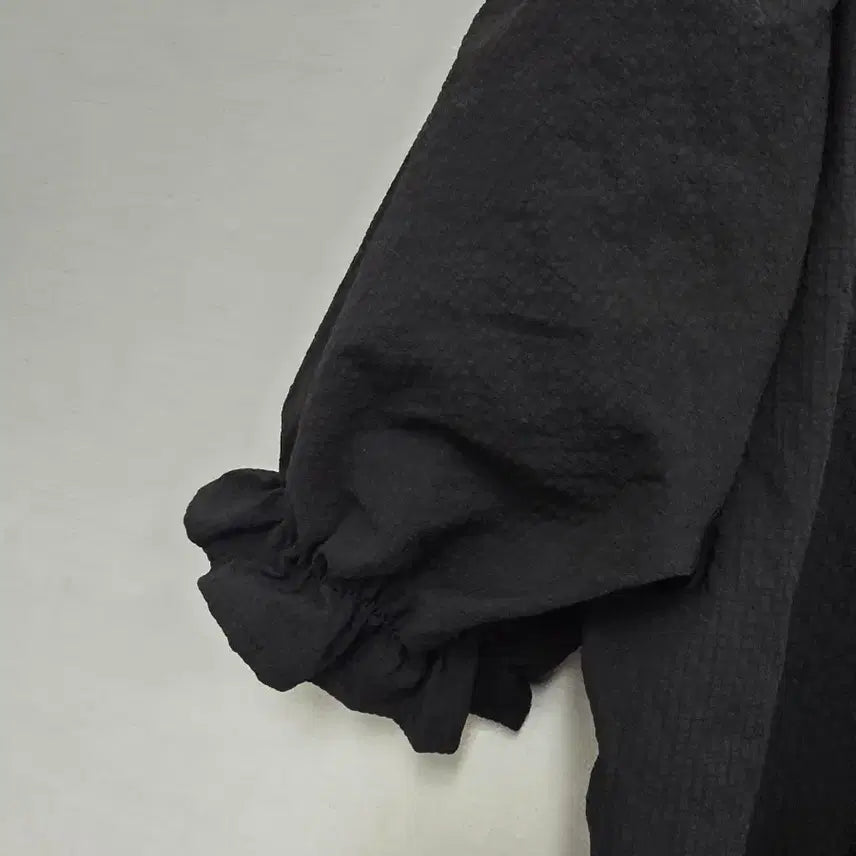 [BUNJANG] Black Heart Button Puff Sleeve Blouse with Lace Detail / 블랙 하트 버튼 반팔 블라우스