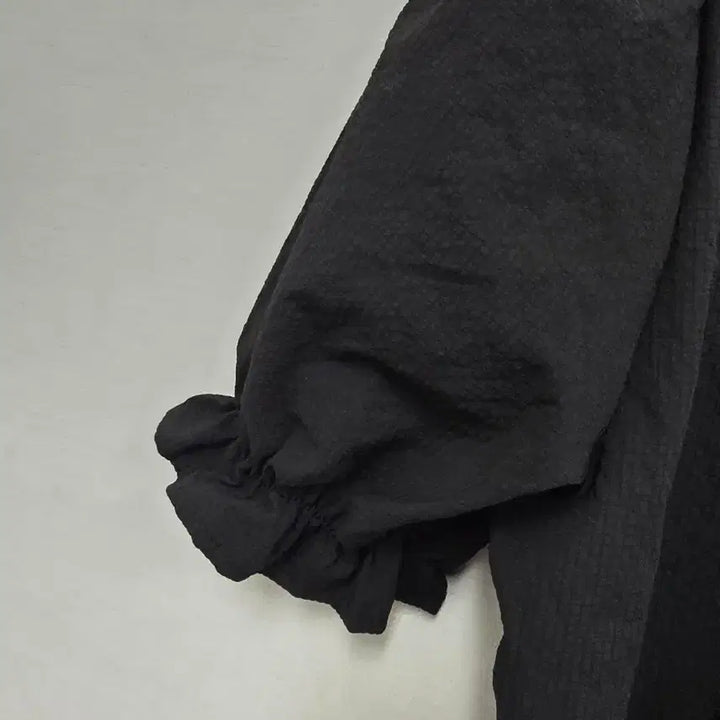 [BUNJANG] Black Heart Button Puff Sleeve Blouse with Lace Detail / 블랙 하트 버튼 반팔 블라우스