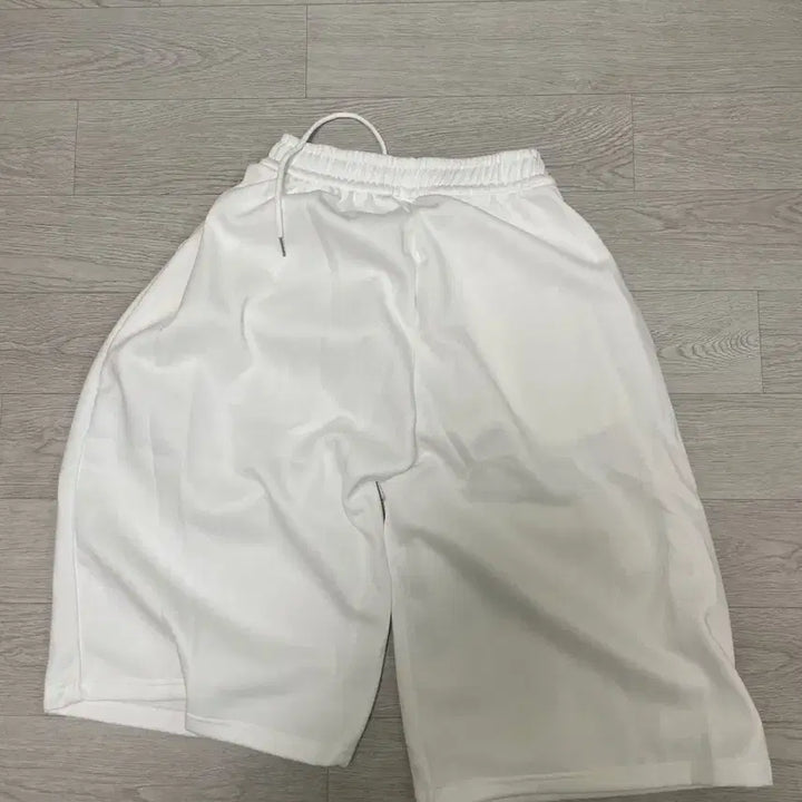 [BUNJANG] Pintuck Bermuda Shorts White / (새제품)핀턱 버뮤다팬츠 화이트