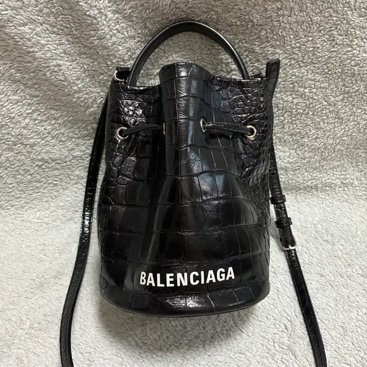 [SOLD OUT] (정품)발렌시아가 크로커 버킷백 블랙 638342